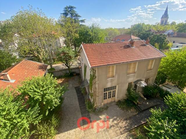 Appartement T 4 dans maison À Vendre — photo du bien