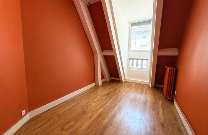 Appartement de caractère – 3 chambres – cave - centre ville — photo 4