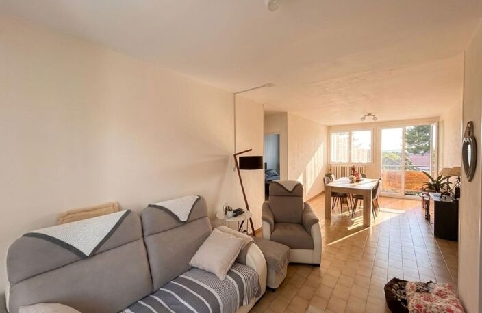 Appartement À Vendre 3-4 chambres - Vue dégagée et balcon — photo 2