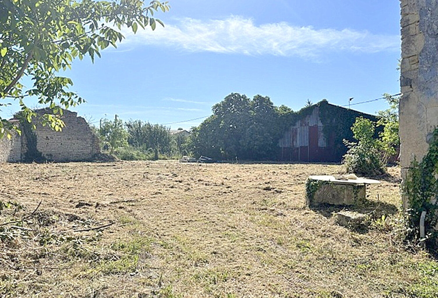 Terrain constructible La Ronde 939 m2 centre village — photo 1