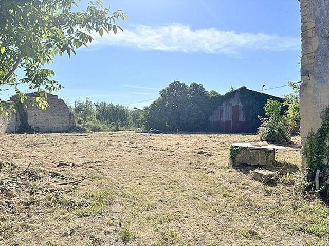 Terrain constructible La Ronde 939 m2 centre village — photo du bien