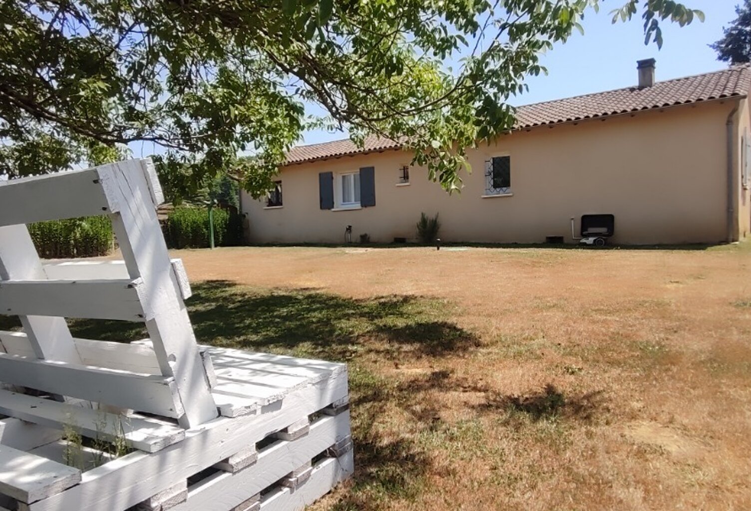 Belle maison de plain-pied de 90m2 habitable, 2 chambres + garage attenant et communicant + abris jardin, le tout en parfait état sur un terrain clos de 1250m² environ. — photo 1