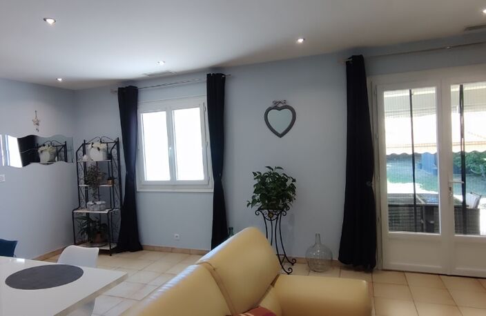 Belle maison de plain-pied de 90m2 habitable, 2 chambres + garage attenant et communicant + abris jardin, le tout en parfait état sur un terrain clos de 1250m² environ. — photo 3