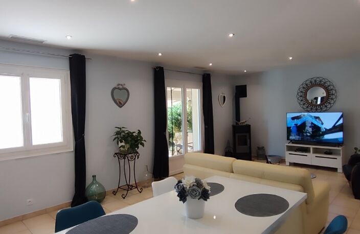 Belle maison de plain-pied de 90m2 habitable, 2 chambres + garage attenant et communicant + abris jardin, le tout en parfait état sur un terrain clos de 1250m² environ. — photo 5