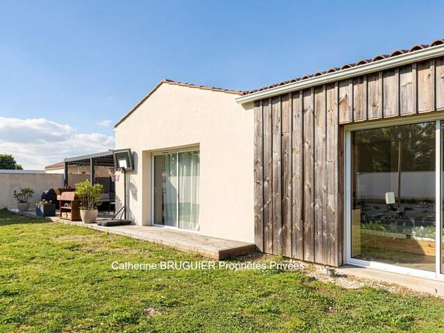 Maison de plain pied 148 m2-  4 chambres -  garage-  jardin- centre village — photo du bien