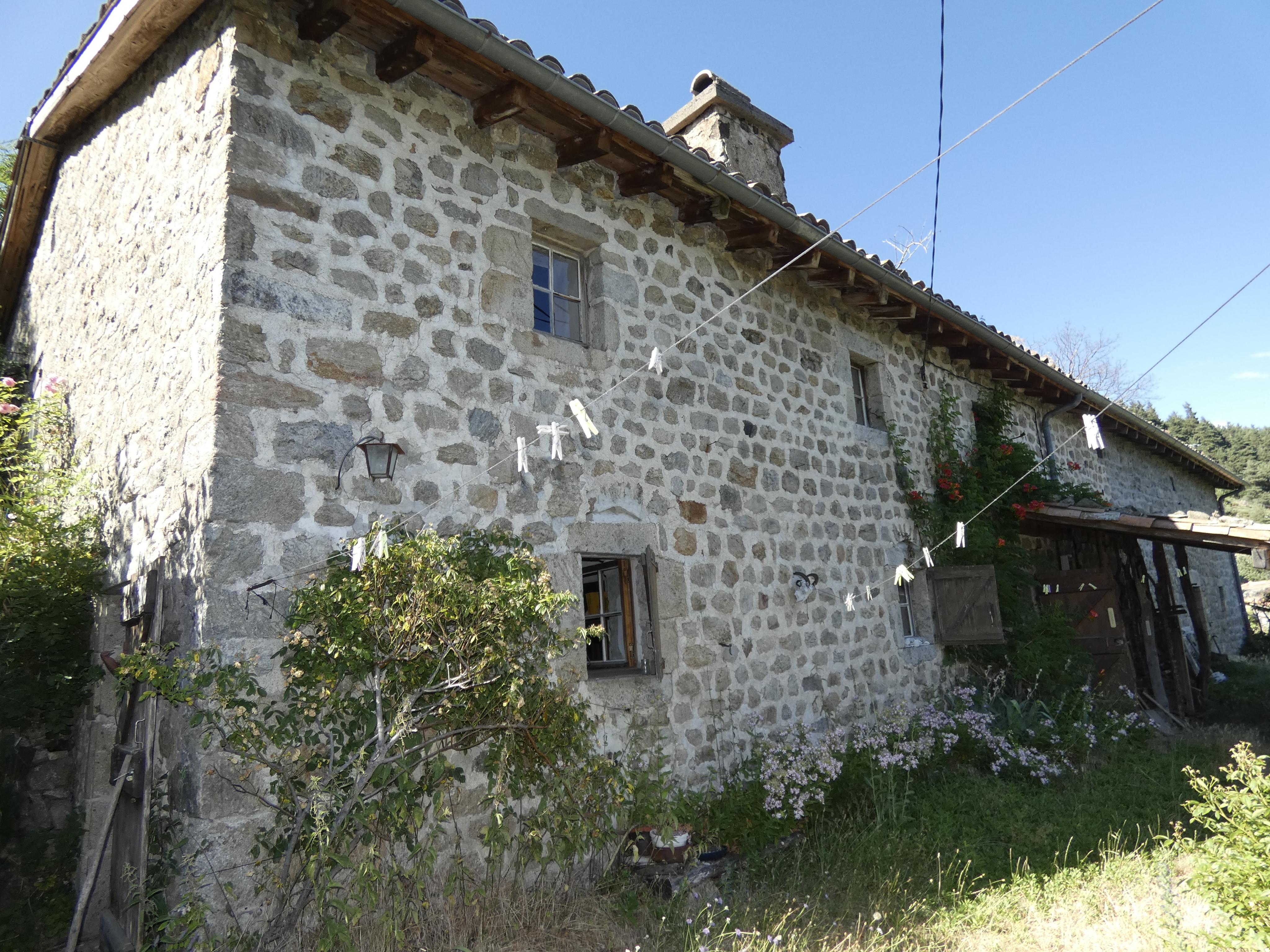 (310m²) Belle et grande maison en pierre du 19 eme siècle à MEZILHAC (07).