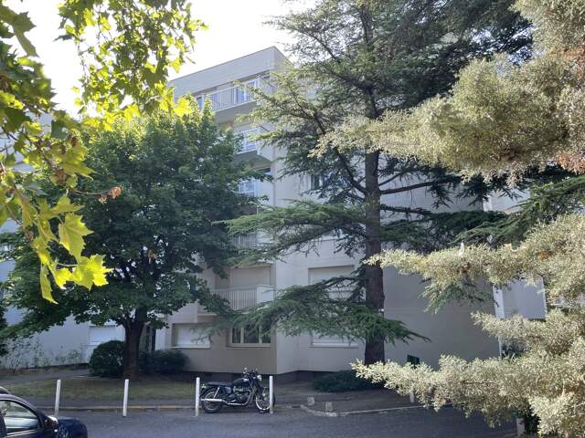 GRAND STUDIO DANS UN BEL ENVIRONNEMENT - PARKING — photo du bien