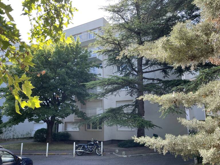 GRAND STUDIO DANS UN BEL ENVIRONNEMENT - PARKING — photo 1