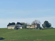 Maison et grandes bâtiments agricoles, terrain 5000m2, vue P — photo 2