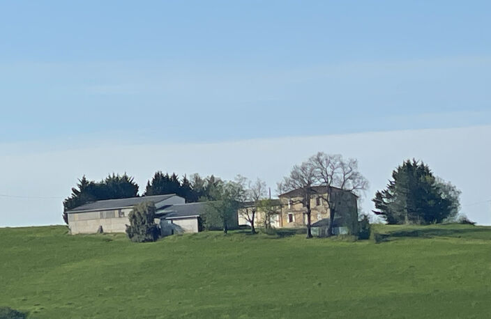 Maison et grandes bâtiments agricoles, terrain 5000m2, vue P — photo 2