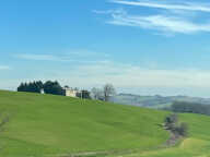 Maison et grandes bâtiments agricoles, terrain 5000m2, vue P — photo 3