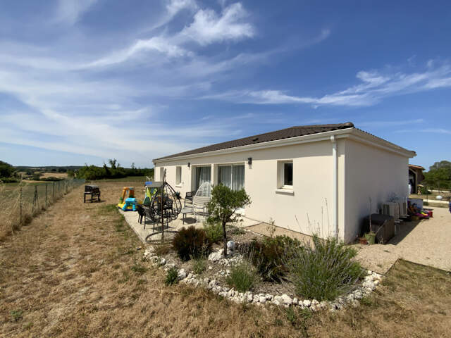 Avec vue dégagée maison neuve de plain pied - garage et jard — photo du bien
