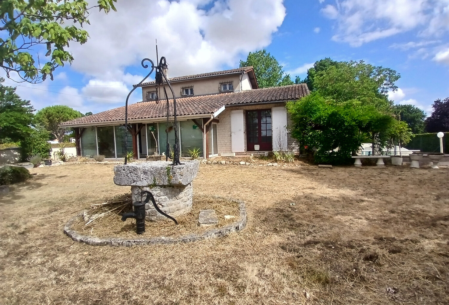 Maison familiale avec piscine   Gare TGV d'Angoulême à proxi — photo 1
