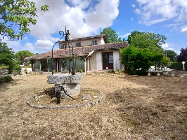 Maison familiale avec piscine   Gare TGV d'Angoulême à proxi — photo du bien