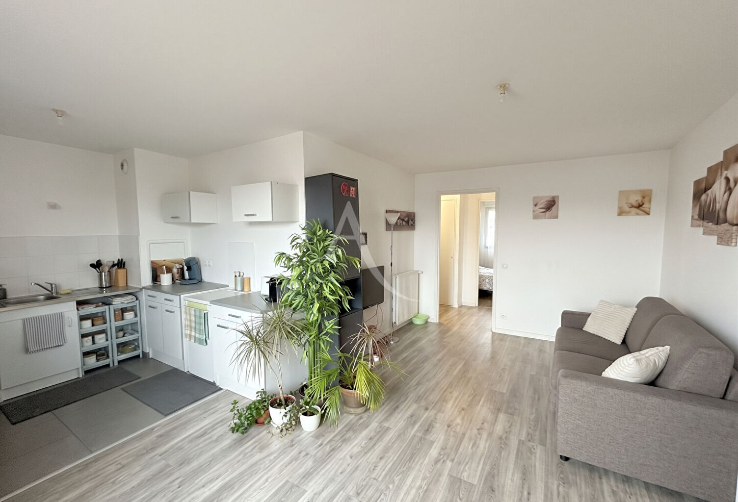APPARTEMENT 3 PIÈCES AVEC LOGGIA ET PARKING  PROCHE GARE — photo 1
