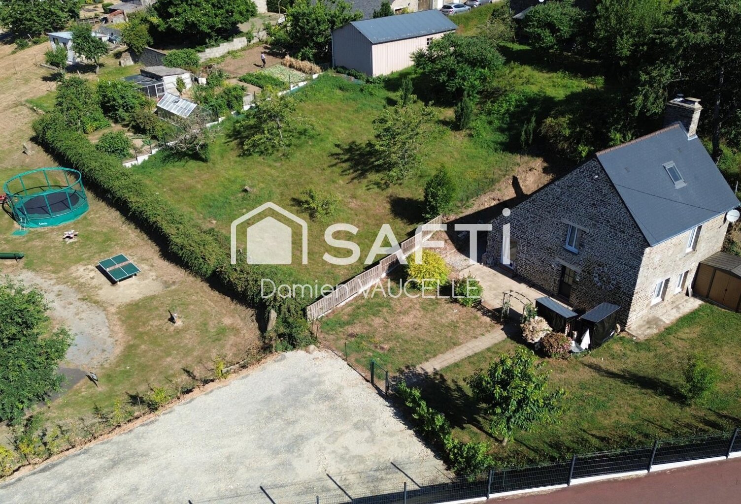 Exclusivité : maison de bourg meublée en pierre, 90 m², au calme, près de l'étang de pêche. — photo 1