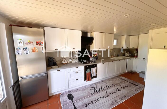 Exclusivité : maison de bourg meublée en pierre, 90 m², au calme, près de l'étang de pêche. — photo 2