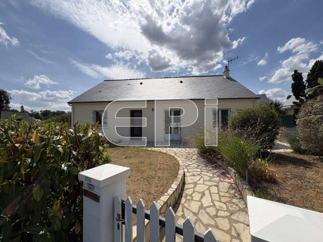 SAUMUR ST HILAIRE ST FLORENT, Proches Commerces, Maison Plain-pi — photo du bien