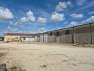 Bâtiment Industriel avec bureaux  et hangars de 2200 m2 + Maison de 250 m2 sur 12000 m2 de Terrain — photo 2