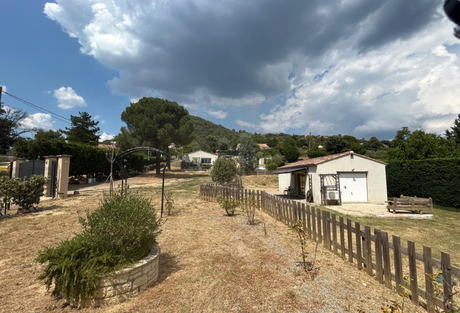  RIANS (83560) – Belle maison de plain-pied 120 m² avec T1 indépendant sur 4 000 m² de terrain piscinable — photo 1