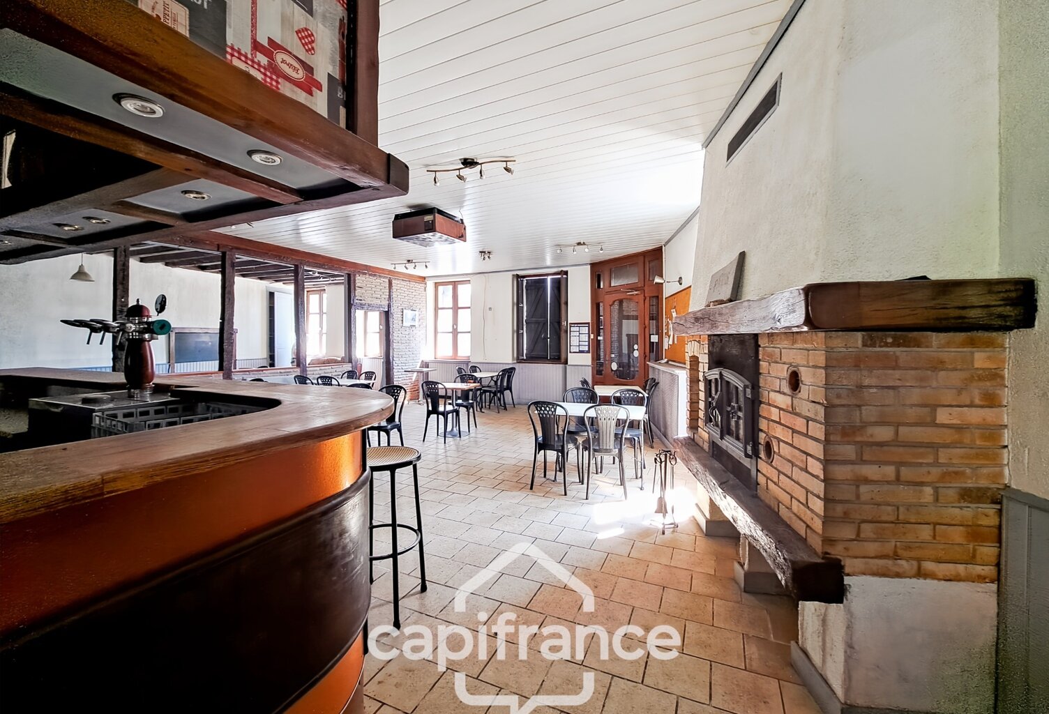 Ancien bar-restaurant avec logement – Fort potentiel au cœur de Châteaumeillant — photo 1