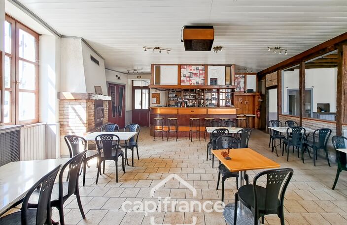 Ancien bar-restaurant avec logement – Fort potentiel au cœur de Châteaumeillant — photo 3