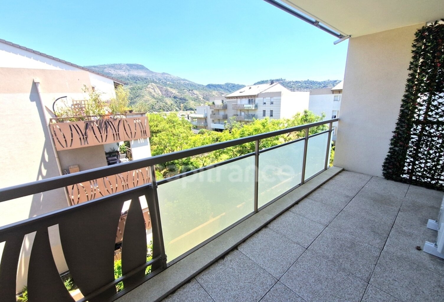 A vendre, Appartement 2 pièces, 41 m² vendu loué, Parking, Carros, 06510, Alpes-Maritimes — photo 1