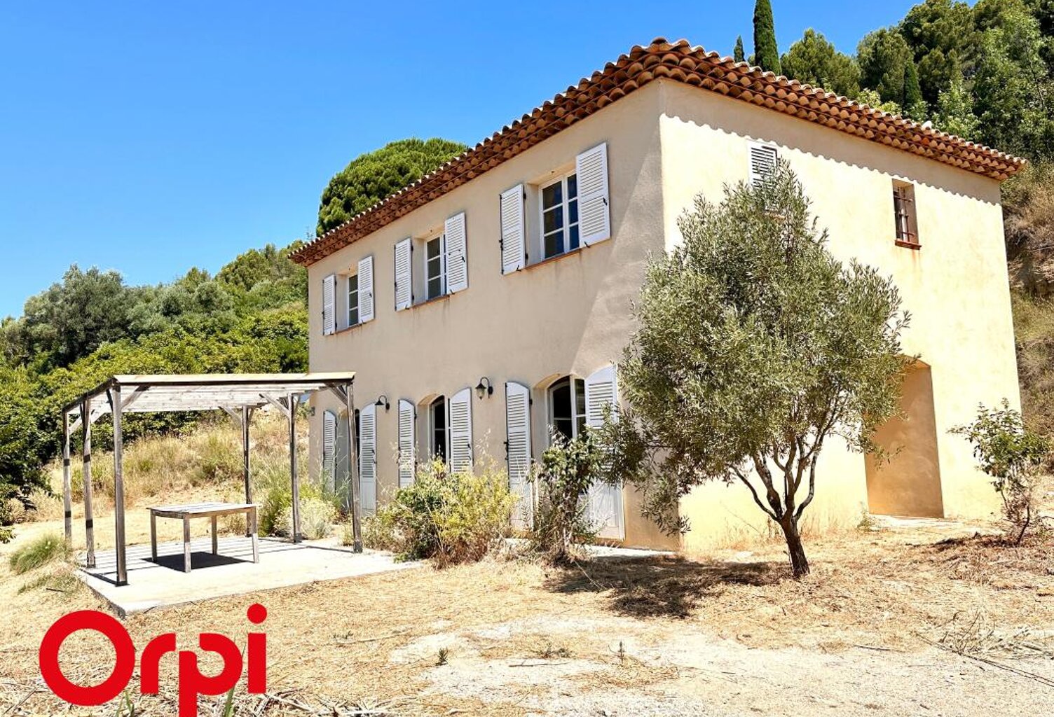 Sur les hauteurs du Beausset, maison à vendre de 140 m² sur un terrain de 3600 m² avec vue imprenable — photo 1