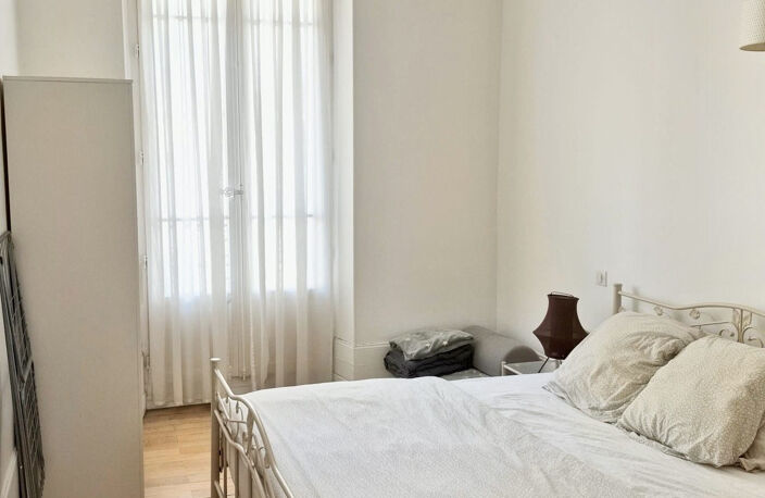 TRÈS BEAU DANS IMMEUBLE ANCIEN — photo 3