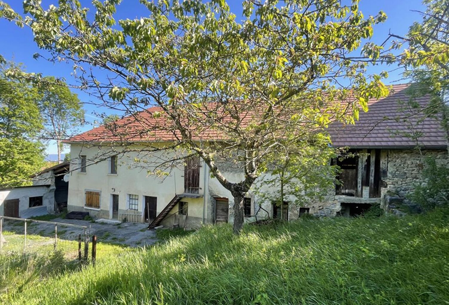 Ferme à restaurer 400m2 Saint Laurent du Cros (05500) — photo 1