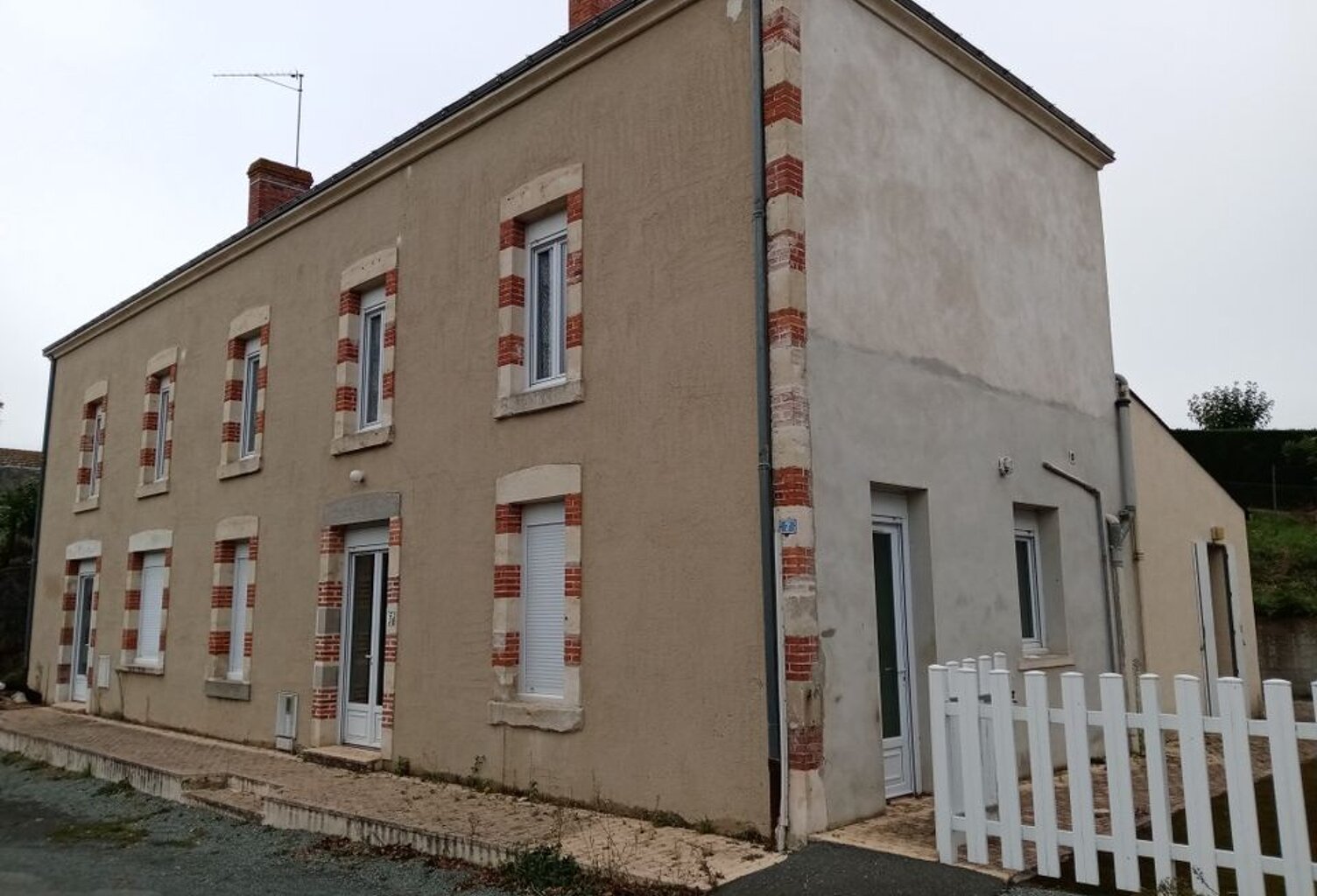 Maison de 173m2 à louer sur Saint-Hilaire-de-Voust — photo 1