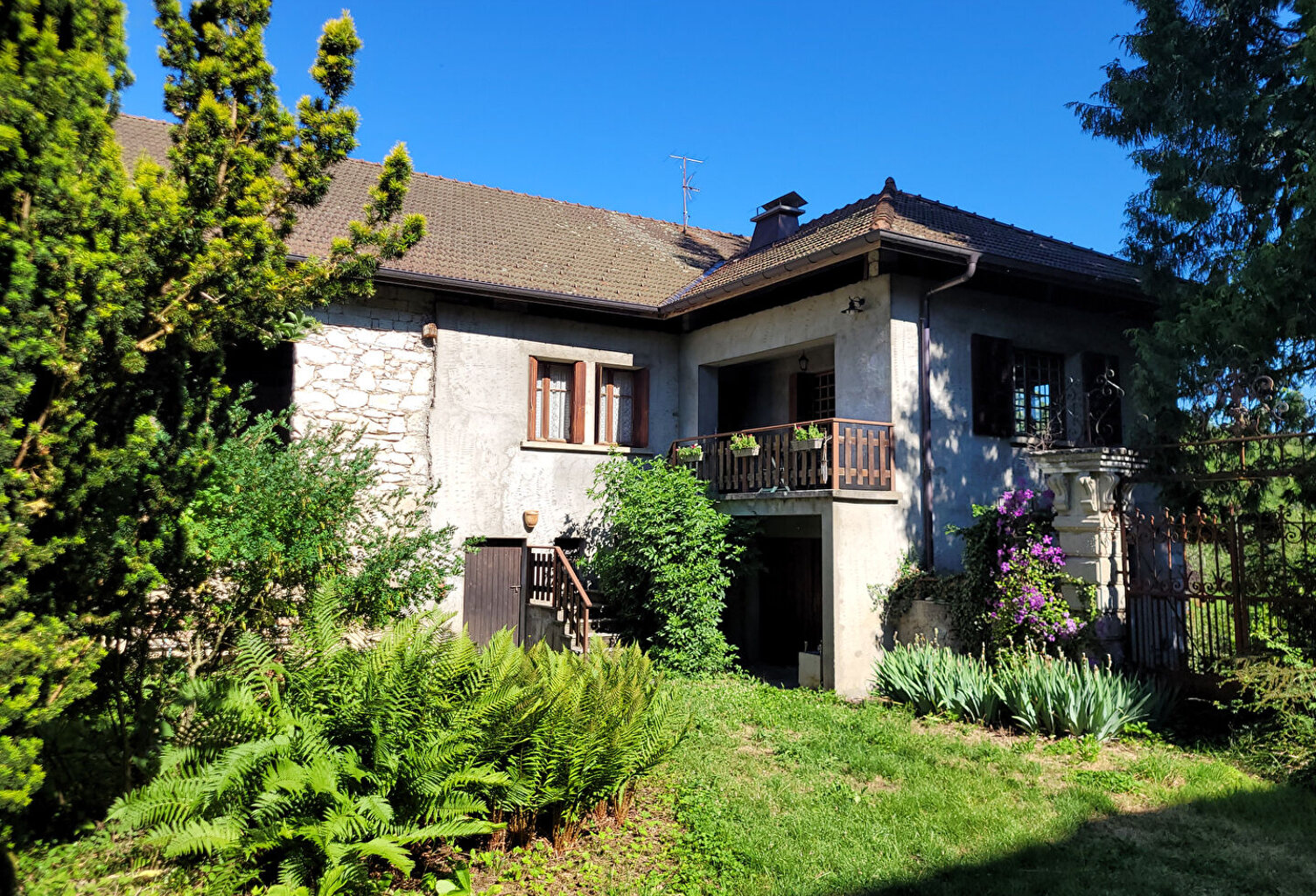 SEYTHENEX. MAISON A RENOVER AVEC DEPENDANCES. — photo 1