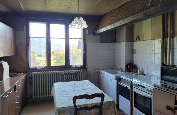 SEYTHENEX. MAISON A RENOVER AVEC DEPENDANCES. — photo 2