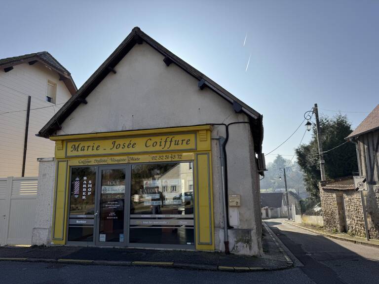 LOCAL COMMERCIAL TOUS COMMERCEQ  IDÉAL COIFFURE – EMPLACEMENT STRATÉGIQUE À SAINT-MARCEL — photo 1