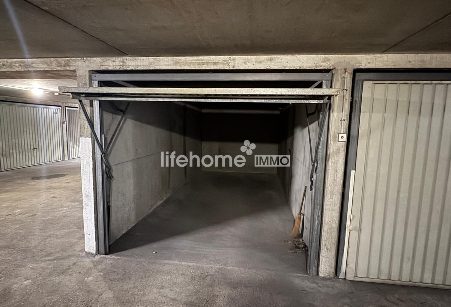 BOX / PARKING - 75017 PARIS — photo 1