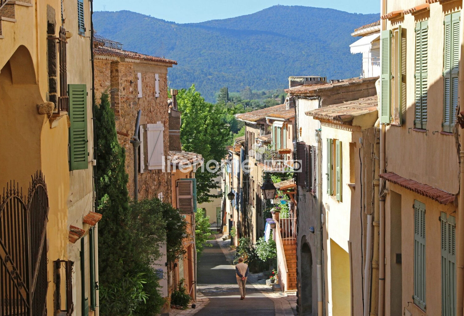 GOLFE DE SAINT-TROPEZ / Dans un petit village typiquement proven — photo 1