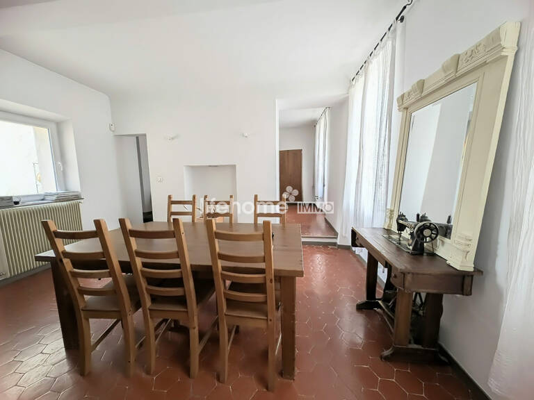 ? Immeuble 2 appartements + 4 garages — photo 1