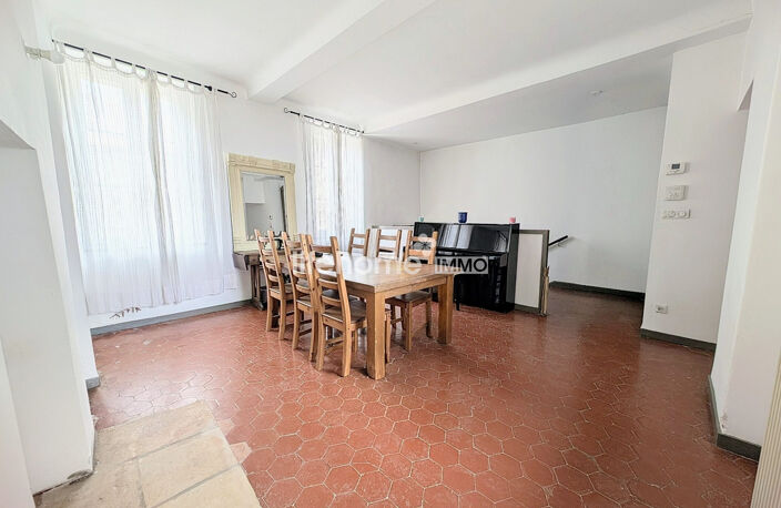 ? Immeuble 2 appartements + 4 garages — photo 2