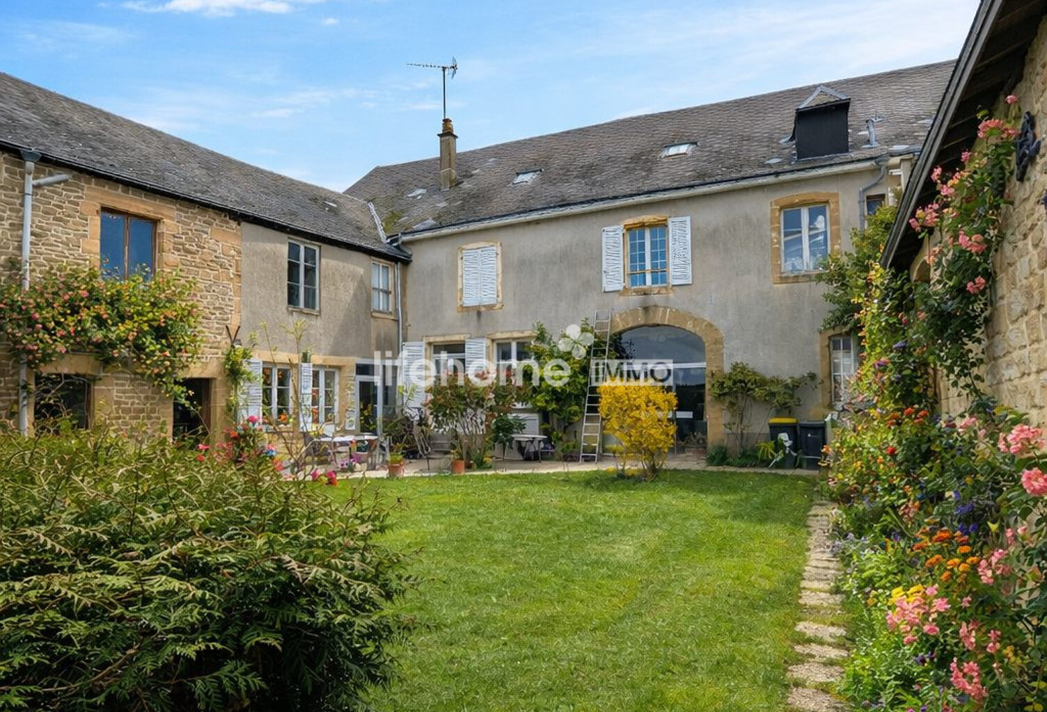 Maison de caractère + local commercial + annexes  Bien rare — photo 1