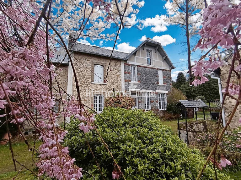 Corps de ferme en pierre, rénové, avec granges et grand terrai — photo 1