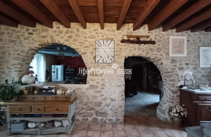 Corps de ferme en pierre, rénové, avec granges et grand terrai — photo 3