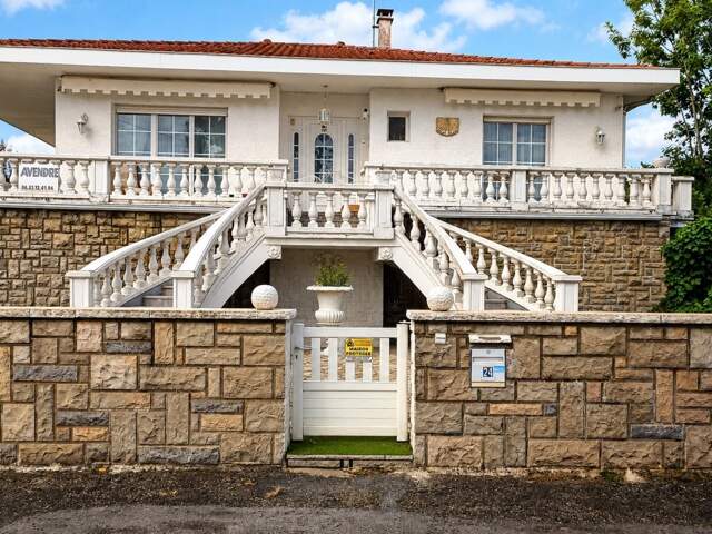 Maison familiale 6 chambres avec sous-sol — photo du bien