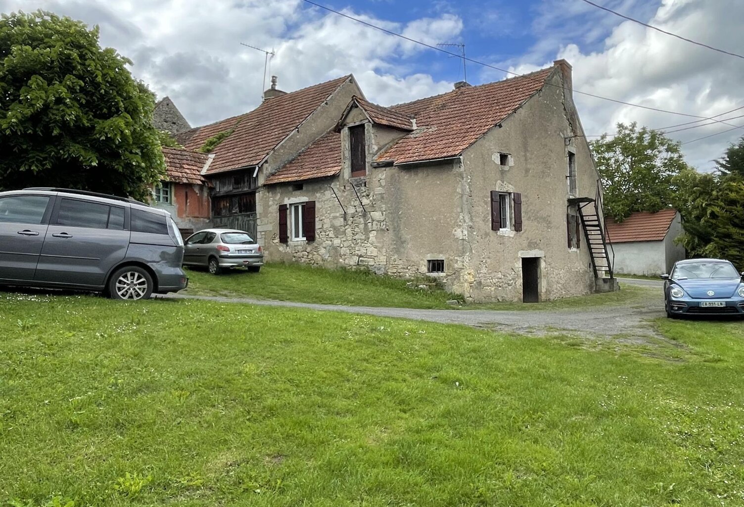 Joli potentiel pour cette ancienne propriété avec dépendances — photo 1