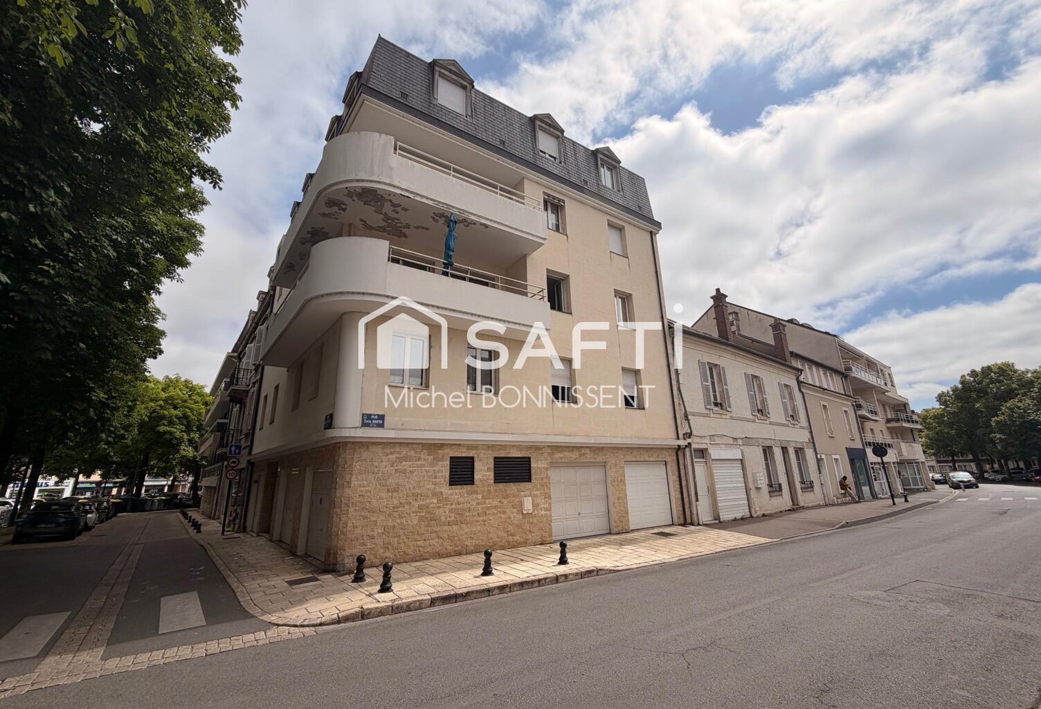Appartement avec ascenseur et garage plein centre ville . — photo 1