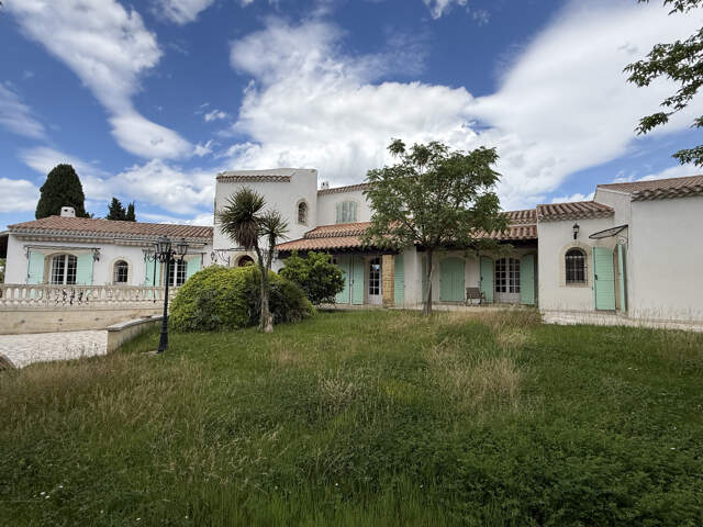 Élégante bastide provençale avec piscine et triple garage — photo du bien