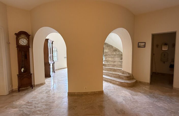 Élégante bastide provençale avec piscine et triple garage — photo 4