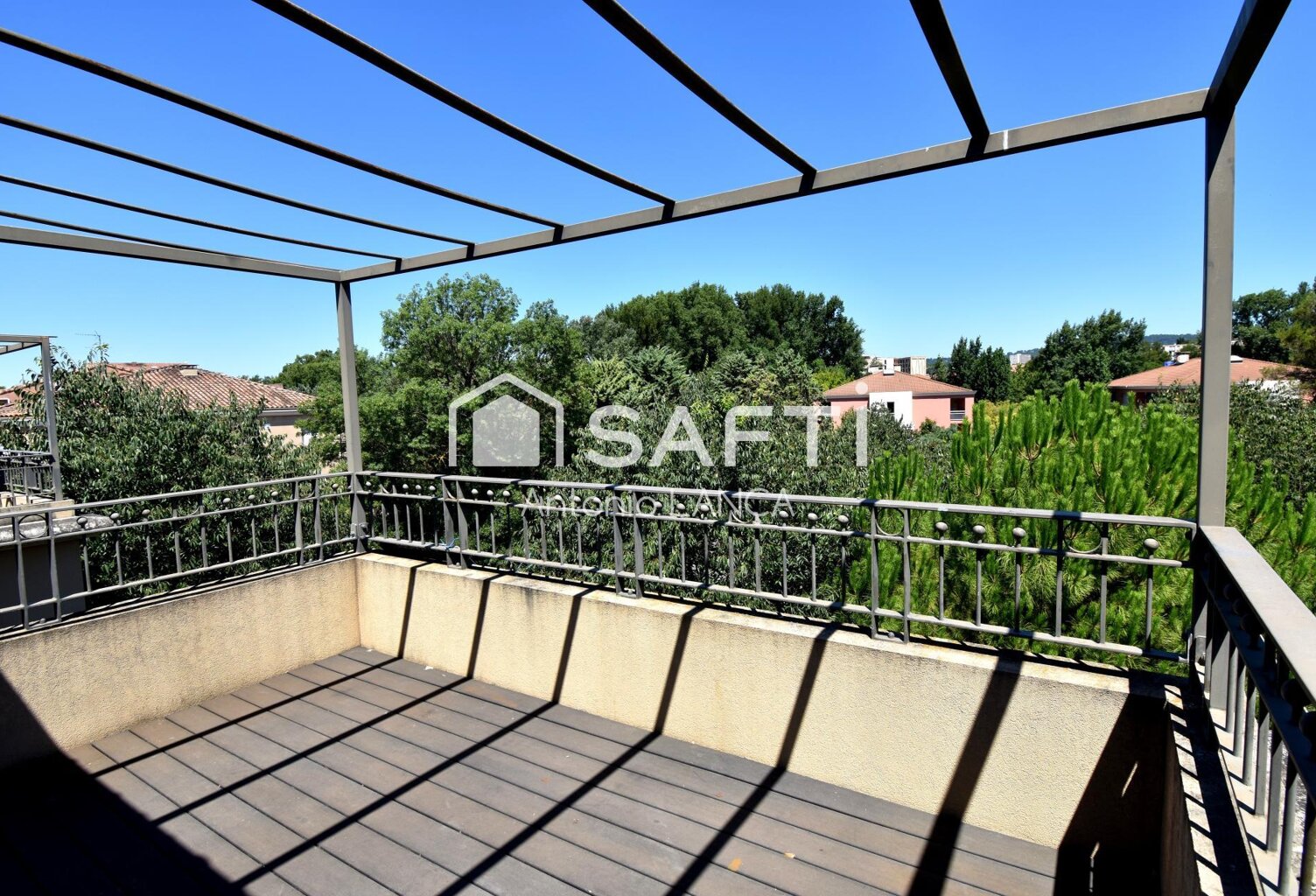 Pont de l'Arc  Appartement T2/T3 avec terrasse et parking — photo 1