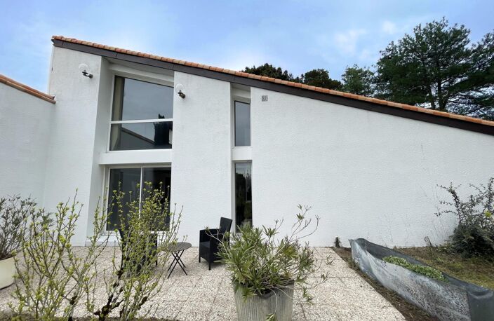 Maison d'architecte 213 m²  Quartier résidentiel, terrain arboré de 1 400 m² — photo 2