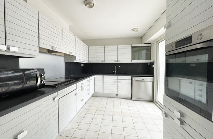 Maison d'architecte 213 m²  Quartier résidentiel, terrain arboré de 1 400 m² — photo 4