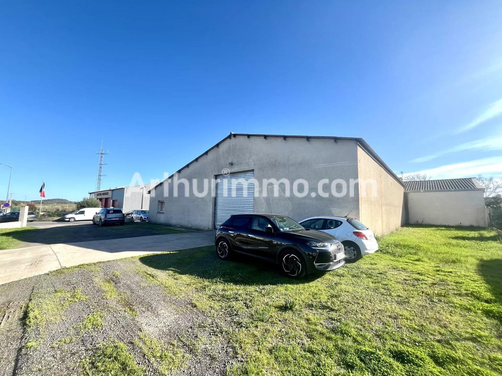 Location Local industriel à Montblanc · 2 400 €/mois